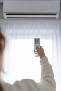 mulher-segurando-o-controle-remoto-para-ligar-o-aquecedor